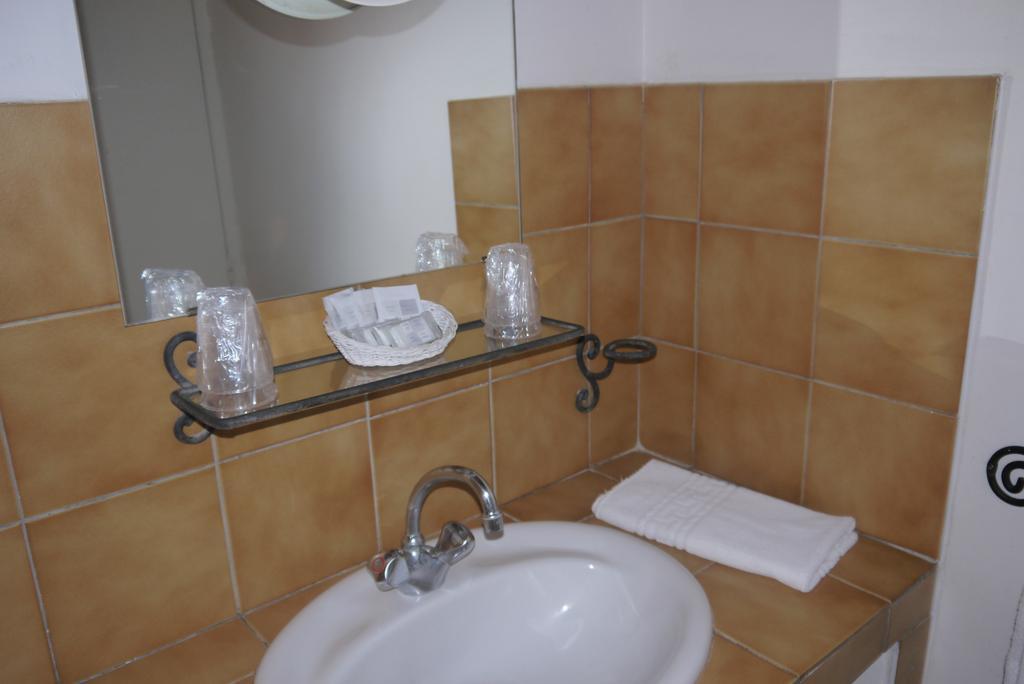 Auberge Des Seguins Buoux Номер фото